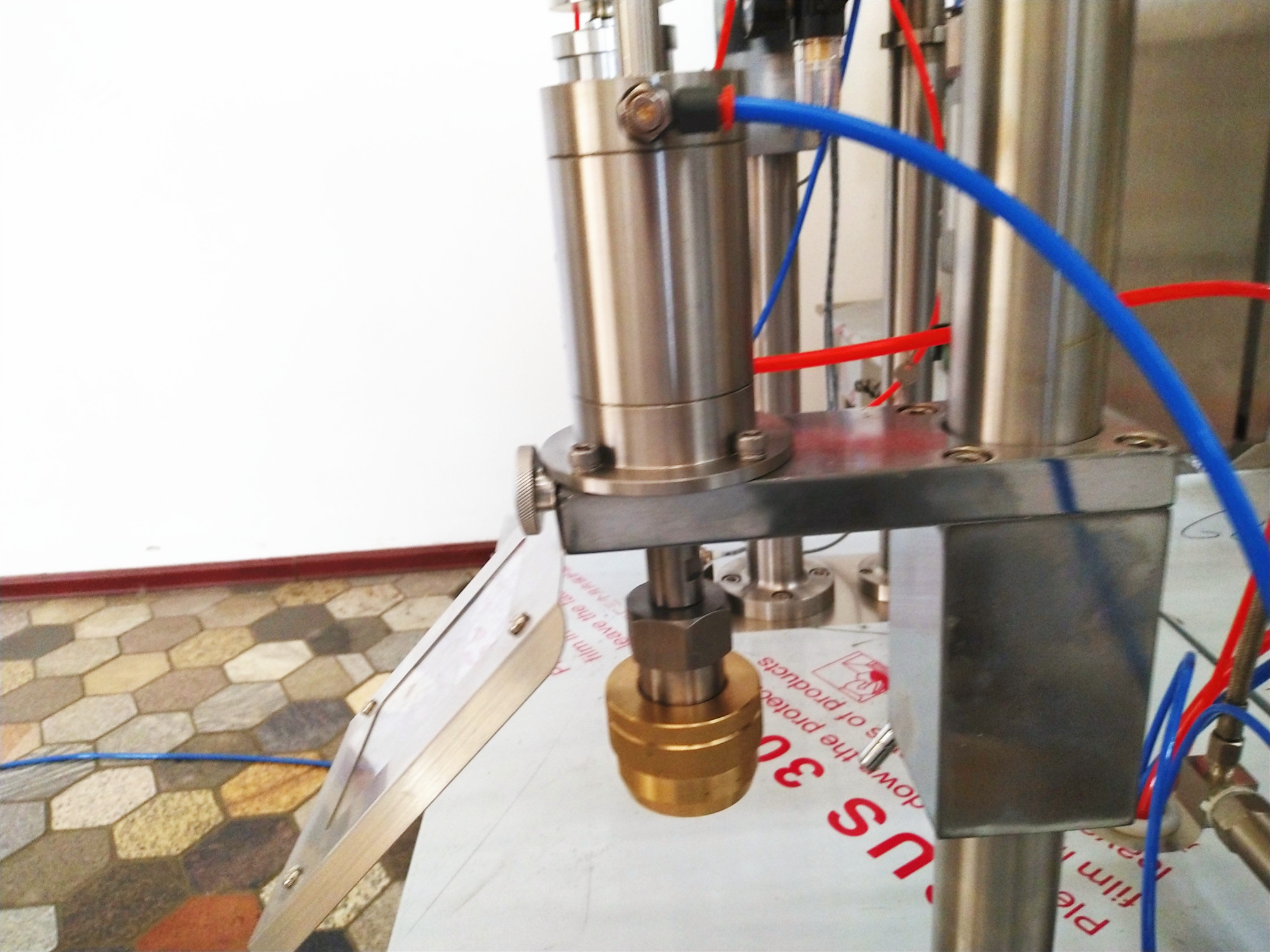 Sac semi-automatique sur la machine de sertissage de remplissage d'aérosol de valve